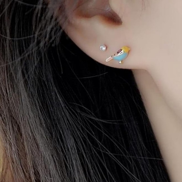 Beautiful Colorful Bird Studs Earrings In Goldtone With Enamel NWOT - Picture 6 of 7